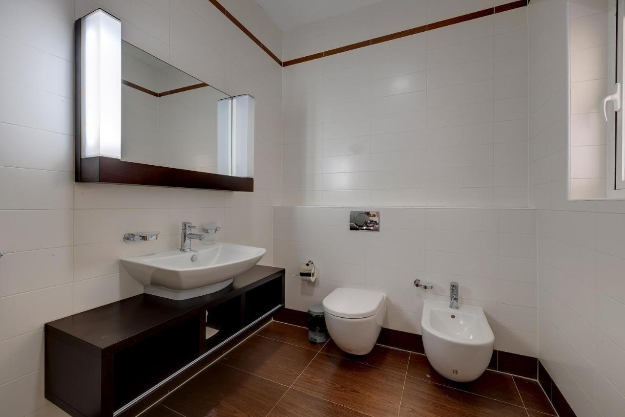 Seafront Lux Apart Inc Pool, Upmarket Area สลีมา ภายนอก รูปภาพ